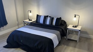 A bedroom with a bed, two bedside tables, and two wall-mounted lamps. - Newly Remodeled, Cozy & Private Condo - Beautiful Fountain Hills - Near Fountain (Fountain Hills)