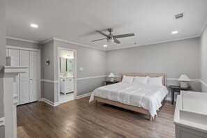 3 bedrooms, WiFi, bed sheets - Lakefront Paradise on Lake Norman -- this Fun-Filled House has it all! Sunsets!! (Mooresville)