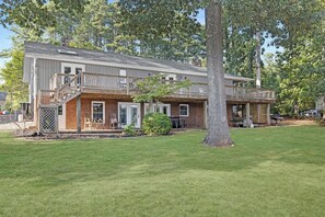 Exterior - Lakefront Paradise on Lake Norman -- this Fun-Filled House has it all! Sunsets!! (Mooresville)
