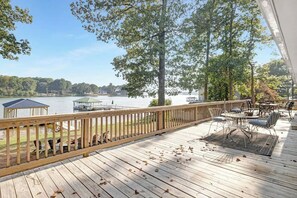 Outdoor dining - Lakefront Paradise on Lake Norman -- this Fun-Filled House has it all! Sunsets!! (Mooresville)