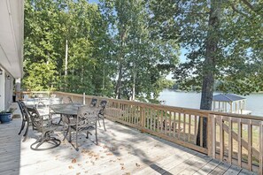 Outdoor dining - Lakefront Paradise on Lake Norman -- this Fun-Filled House has it all! Sunsets!! (Mooresville)