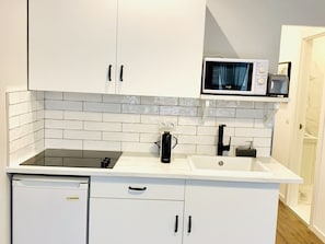 Køleskab, mikrobølgeovn, kaffe-/temaskine