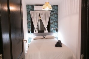 2 bedrooms, iron/ironing board, free internet, bed sheets