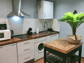 Kjøleskap, mikrobølgeovn, kaffetrakter/tekoker og brødrister