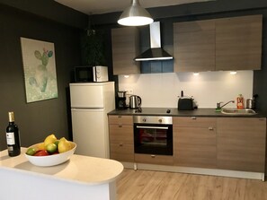 Fridge, microwave, oven, coffee/tea maker
