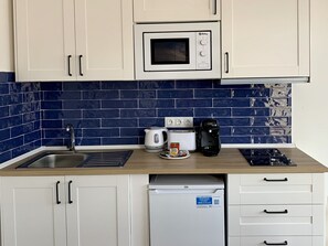 Kaffe-/temaskine, køkkentøj/tallerkener/redskaber