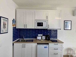 Kaffe-/temaskine, køkkentøj/tallerkener/redskaber