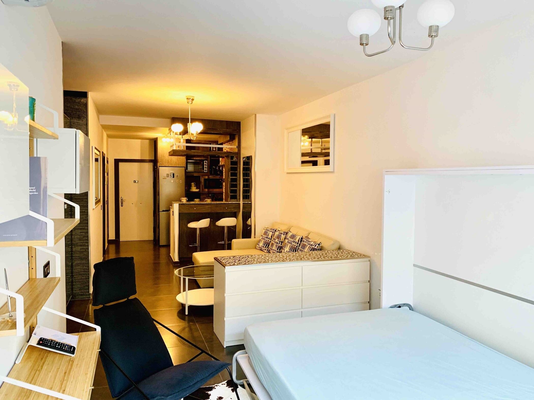 1 chambre, fer et planche à repasser, Internet gratuit, draps fournis