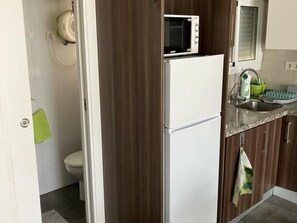 Jääkaappi, mikroaaltouuni, kahvin-/teenkeitin, leivänpaahdin