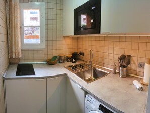 Køleskab, mikrobølgeovn, kaffe-/temaskine, brødrister