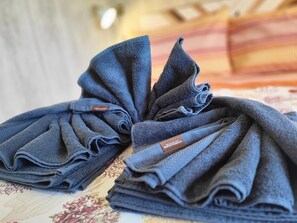 シャワー、ヘアドライヤー、タオル
