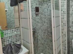 Bruser, hårtørrer, håndklæder