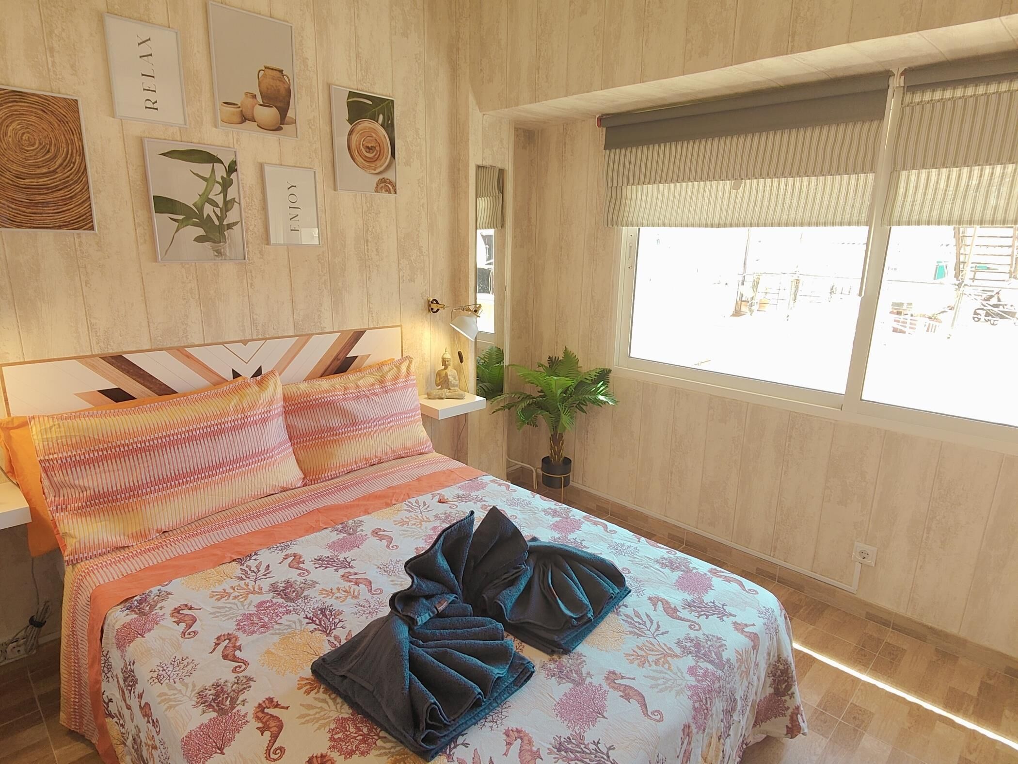 Tabla de planchar con plancha, acceso a internet y ropa de cama 