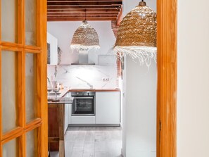 Geladeira, micro-ondas, cafeteira/chaleira, torradeira