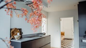 Casa | Cocina privada | Hervidor eléctrico y trona infantil