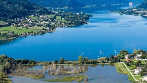 A lake surrounded by mountains and a small town with houses and boats. - Bungalow by Lake Ossiach With Mountain Views (Steindorf am Ossiacher See)