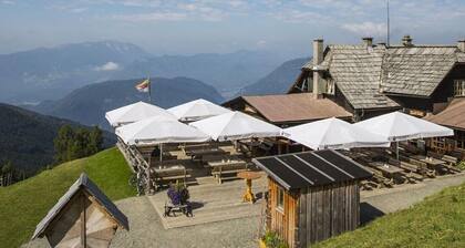 Bungalow by Lake Ossiach With Mountain Views