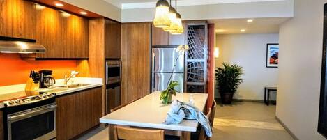 Refrigerador, microondas, horno y parrilla de estufa