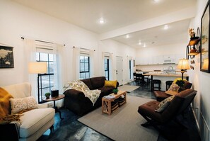 TV - Rivers Edge Cottage! (Great Falls)