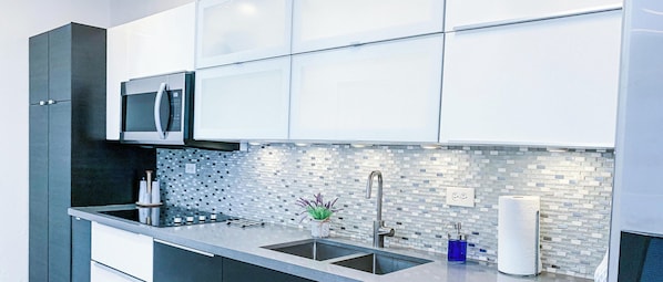 Fridge, microwave, stovetop, coffee/tea maker - Modern Chic House closed to the airport and beach (Carolina)