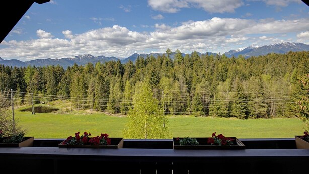 A view from a balcony with a mountain landscape, a forest, and a clear sky. - Apartment in Mooswald in Carinthia With Pool (Fresach)