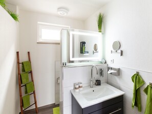 Apartment | Bathroom | Towels - Romantic Escape in Altmuhltal (Beilngries)