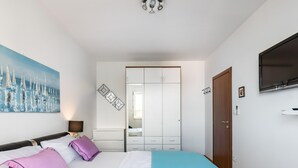 2 bedrooms, bed sheets - Beachside Comfort in Split With Terrace (Split)