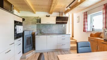 House | Private kitchen | Microwave, dishwasher, electric kettle, toaster