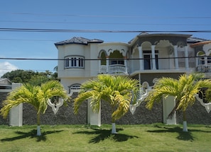 Vista frontal de la propiedad