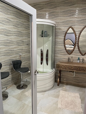 Habitación de lujo, 1 cama Queen size | Baño | Regadera, regadera tipo lluvia, secadora de cabello, toallas