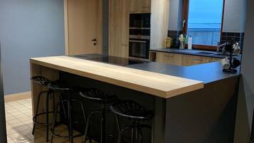 Huis | Privékeuken | Een kookplaat, een waterkoker, een broodrooster, een kinderstoel