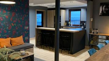 Huis | Privékeuken | Een kookplaat, een waterkoker, een broodrooster, een kinderstoel