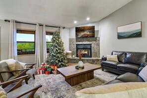 Smart TV, fireplace, video games, table football - Epic Family Cabin, Mtn Views, Hot Tub, Arcades 30min→Dollywood (Sevierville)