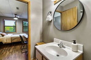 3 Schlafzimmer, Schreibtisch, Bügeleisen/Bügelbrett, Reisekinderbett