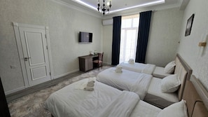 Habitación triple básica, vistas a la ciudad | Escritorio, sistema de insonorización, wifi gratis y ropa de cama