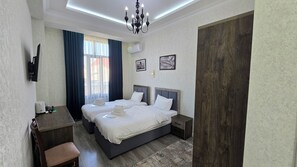 Habitación básica con 1 cama matrimonial o 2 individuales | Escritorio, insonorización, wifi gratis y ropa de cama 