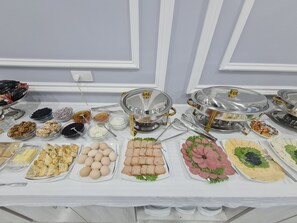 Café da manhã com buffet grátis todos os dias