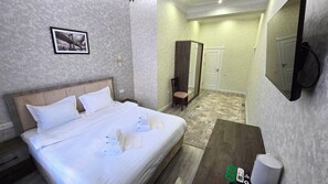 Basic Double Room Single Use, 1 Twin Bed | Desk, soundproofing, free WiFi, bed sheets