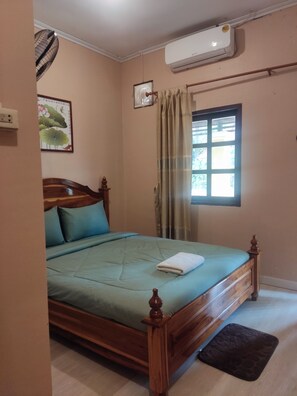 Standard Room | Laptop workspace, free WiFi, bed sheets - erawan guesthouse (Pakse)