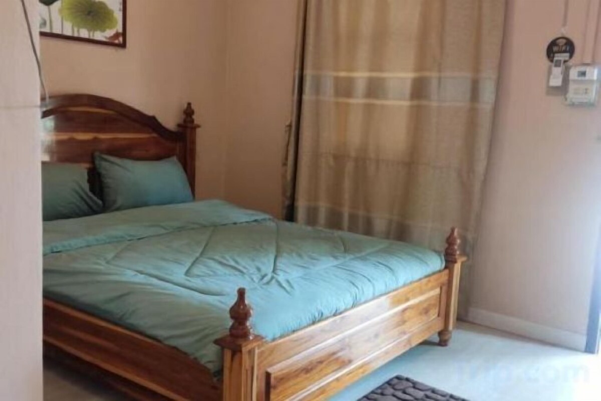 Laptop workspace, WiFi (free), bed sheets