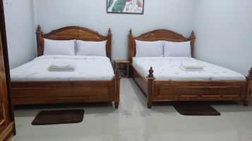 Standard 2 Beds for 4 people | 笔记本电脑工作区、免费 WiFi、床单