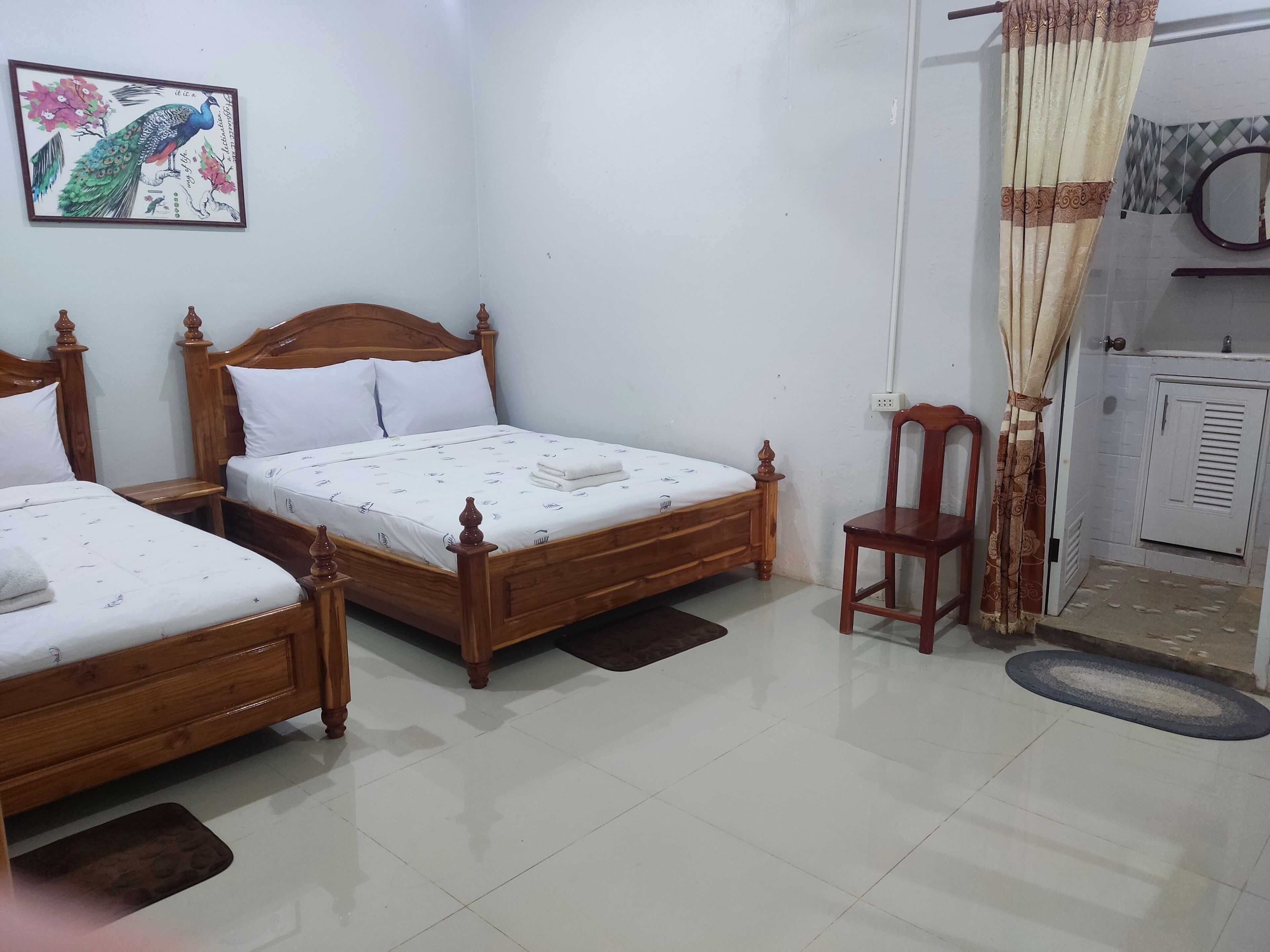 Standard 2 Beds for 4 people | Espacio para trabajar con laptop, wifi gratis y ropa de cama 