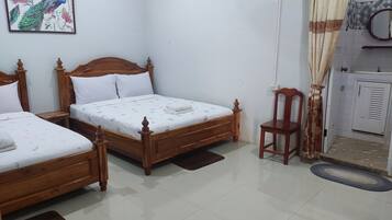 Standard 2 Beds for 4 people | Espacio para trabajar con laptop, wifi gratis y ropa de cama