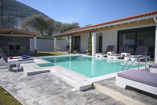 Pool | Indoor pool, outdoor pool - Villa in Messonghi With Pool and Sea Nearby (Corfu)