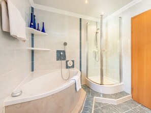 Apartment | Badezimmer | Badewanne