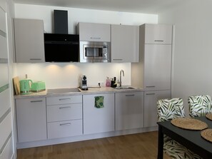 Kühlschrank, Mikrowelle, Herdplatte, Geschirrspüler