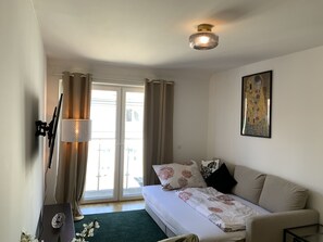 1 bedroom, desk, free WiFi, bed sheets