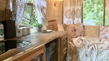 Een magnetron, een oven, een kookplaat, een vaatwasser