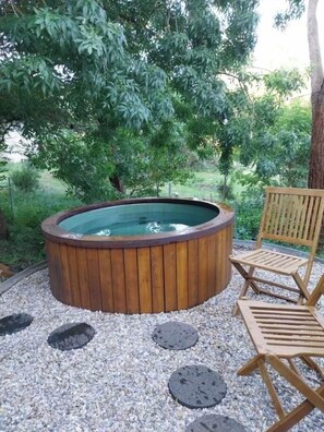 Bañera de hidromasaje al aire libre