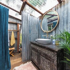 Artículos de higiene personal gratuitos, secador de pelo y toallas